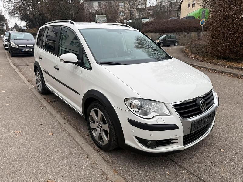 Weiß Gebraucht 2008 VW Touran Cross Van / Kleinbus | 5.500 € (Fairer Preis) - Bild 1/4