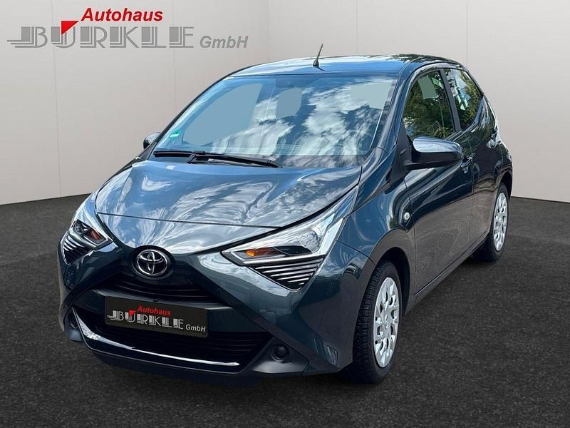 Grau Gebraucht 2021 Toyota Aygo X-play Kleinwagen | 10.990 € (Fairer Preis) - Bild 1/1