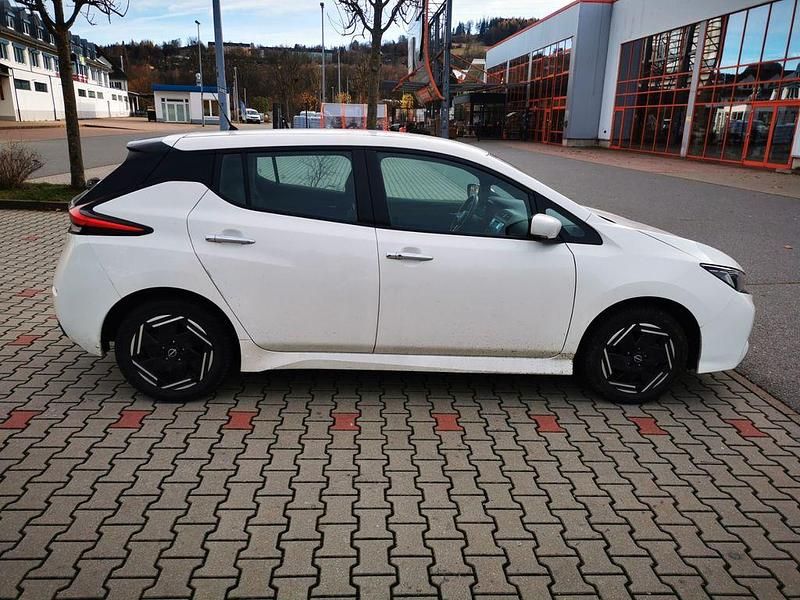 Gebraucht Nissan Leaf Acenta 110 kW (150 PS) 2023 Weiß Kleinwagen