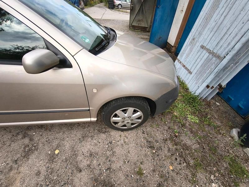 Andere farben Gebraucht 2005 Skoda Fabia Kleinwagen | 1.300 € (Guter Preis) - Bild 1/4