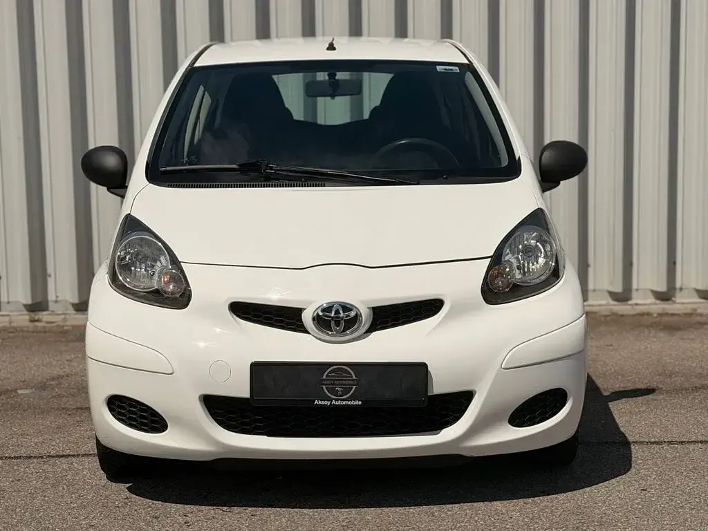 Gebraucht Toyota Aygo Basis 68 PS (50 kW) 2010 Weiß Kleinwagen