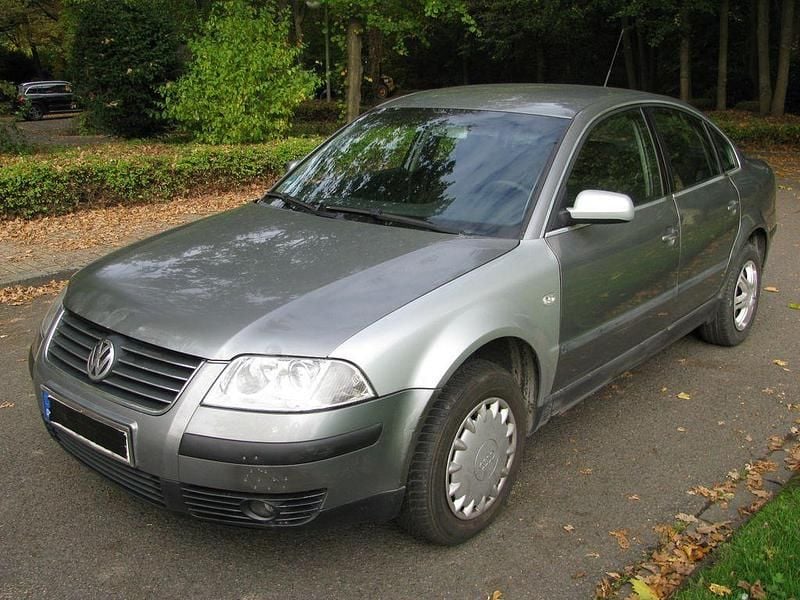 Grau Gebraucht 2003 VW Passat Basis Limousine | 900 € (Guter Preis) - Bild 1/4