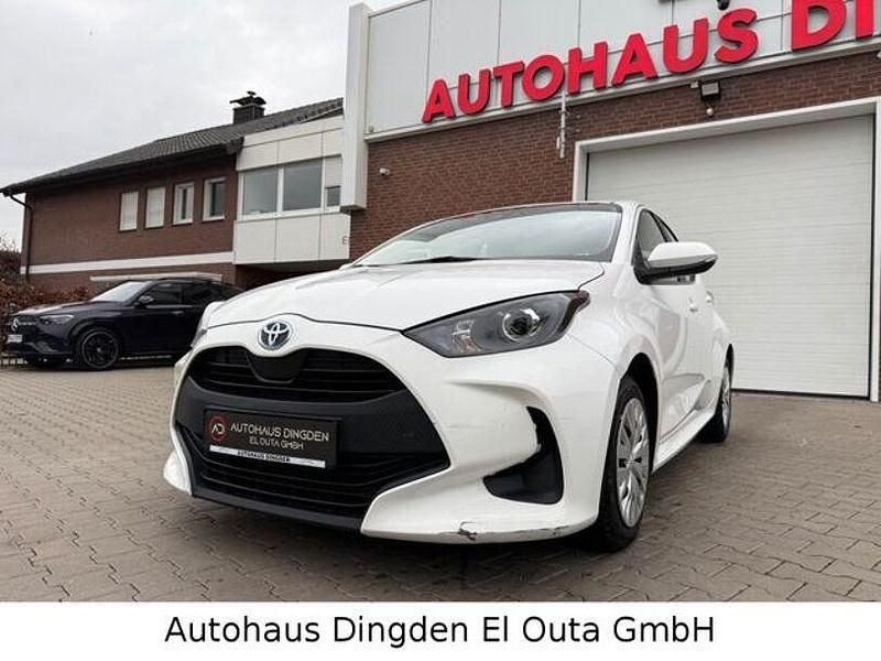 Weiß Gebraucht 2022 Toyota Yaris Hybrid Comfort Limousine | 16.950 € - Bild 1/4