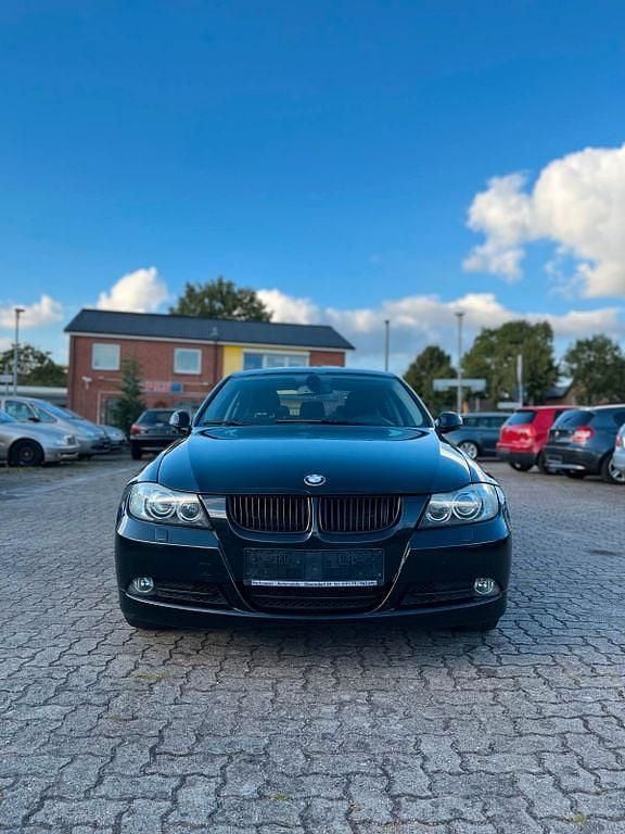 Schwarz Gebraucht 2005 BMW 320 Limousine | 3.999 € (Etwas zu teuer) - Bild 1/4