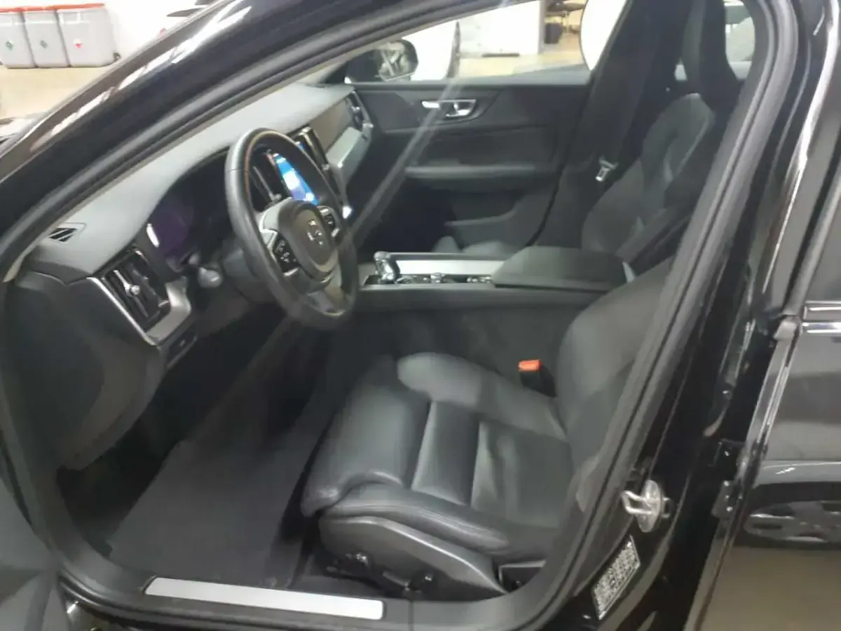Używany Volvo V60 Plus 197 KM (144 kW) 2023 Czarny Kombi