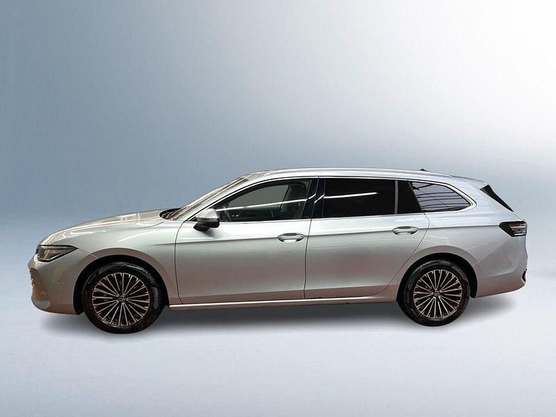 Gebraucht VW Passat Elegance 150 PS (110 kW) 2025 Oyster silver metallic Kombi