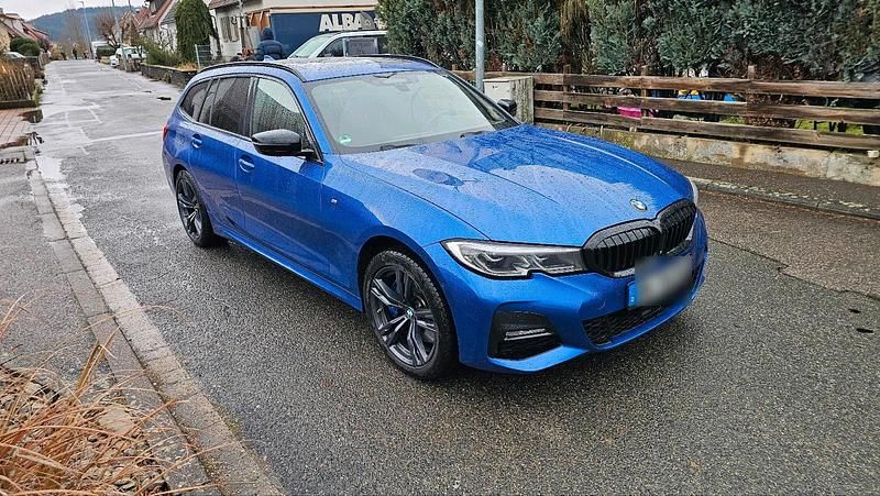 Blau Gebraucht 2020 BMW 330e M Sport Kombi | 26.500 € (Fairer Preis) - Bild 1/4