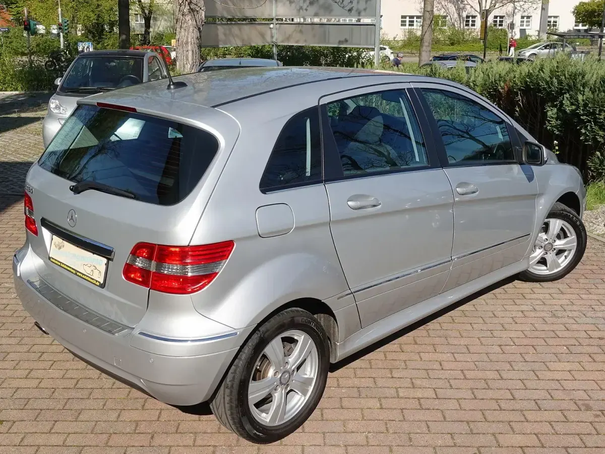 Gebraucht Mercedes B180 116 PS (85 kW) 2011 Silber Van / Kleinbus