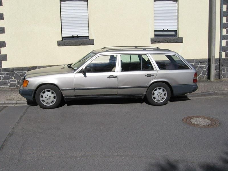 Andere farben Gebraucht 1988 Mercedes E230 Kombi | 1.800 € - Bild 1/4