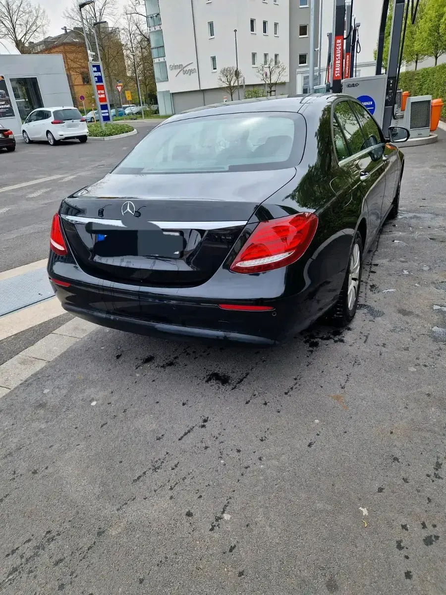 Gebraucht Mercedes E220 194 PS (142 kW) 2019 Schwarz Limousine