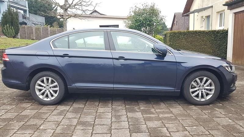 Gebraucht VW Passat Comfortline 150 PS (110 kW) 2017 Blau Limousine