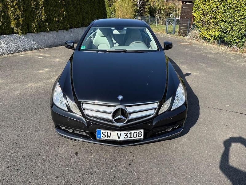 Gebraucht Mercedes E200 184 PS (135 kW) 2010 Schwarz Coupé