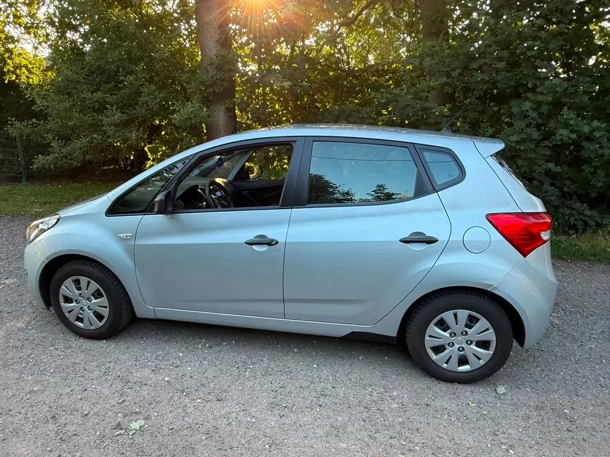 Gebraucht Hyundai ix20 90 PS (66 kW) 2011 Silber Kleinwagen