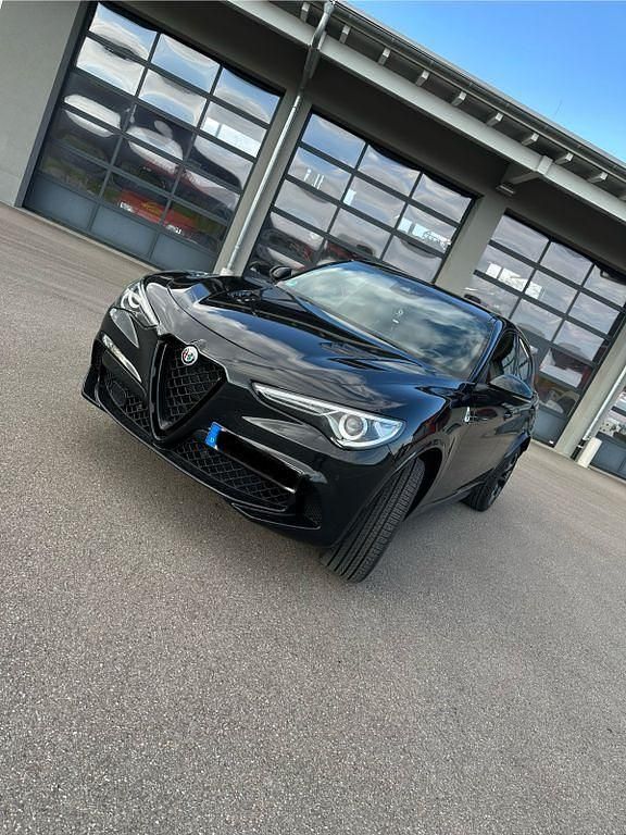 Schwarz Gebraucht 2021 Alfa Romeo Stelvio Quadrifoglio SUV | 49.900 € (Superpreis) - Bild 1/4