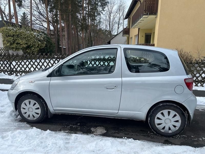 Silber Gebraucht 2000 Toyota Yaris Kleinwagen | 1.100 € (Guter Preis) - Bild 1/4