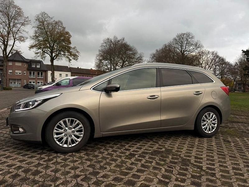 Gebraucht Kia Ceed Sportswagon Vision 135 PS (99 kW) 2013 Grau Kombi