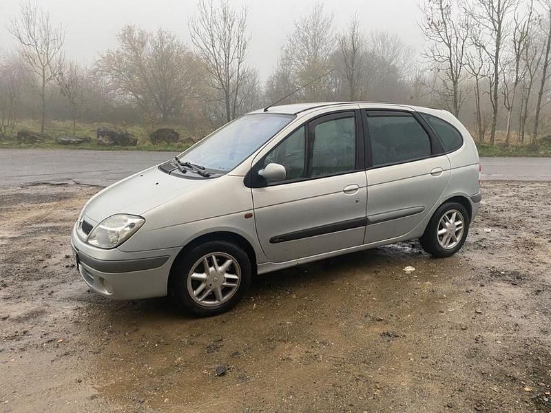 Silber Gebraucht 2002 Renault Scénic Expression Van / Kleinbus | 2.199 € (Teuer) - Bild 1/4