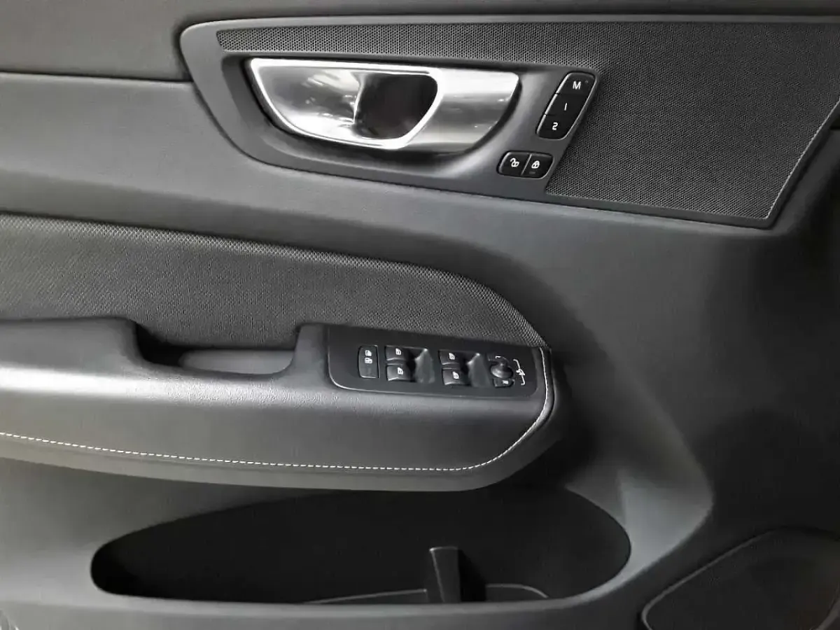 Gebraucht Volvo XC60 Plus 197 PS (144 kW) 2022 Schwarz SUV