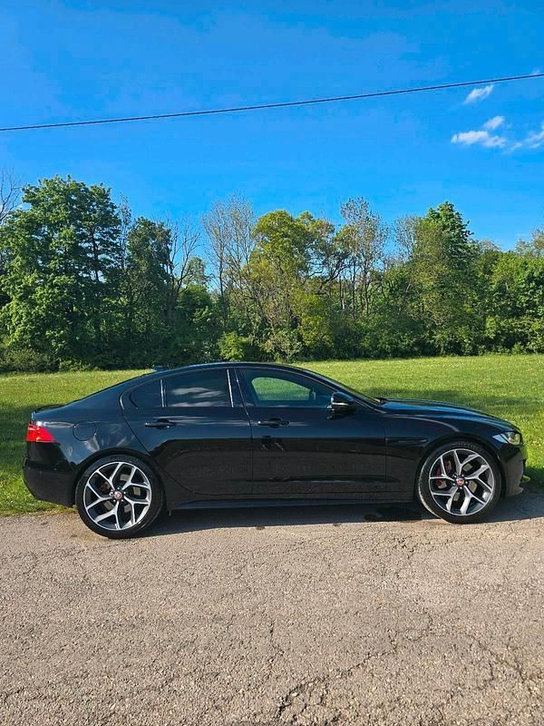 Schwarz Gebraucht 2018 Jaguar XE S Limousine | 30.900 € - Bild 1/4