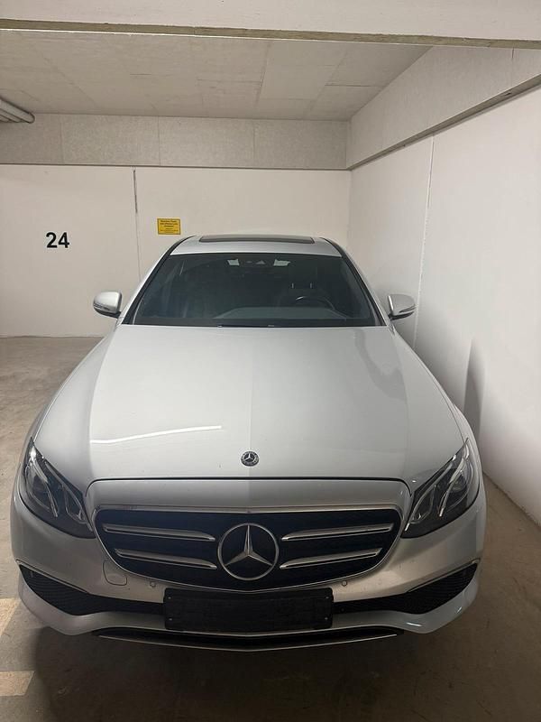 Silber Gebraucht 2019 Mercedes E300 Limousine | 26.000 € (Fairer Preis) - Bild 1/4