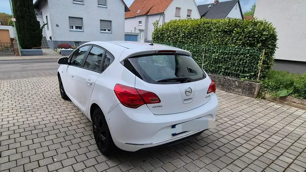 Gebraucht Opel Astra 101 PS (74 kW) 2013 Weiß Limousine