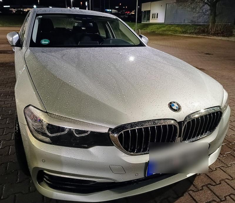 Silber Gebraucht 2018 BMW 520 Limousine | 25.599 € (Superpreis) - Bild 1/4