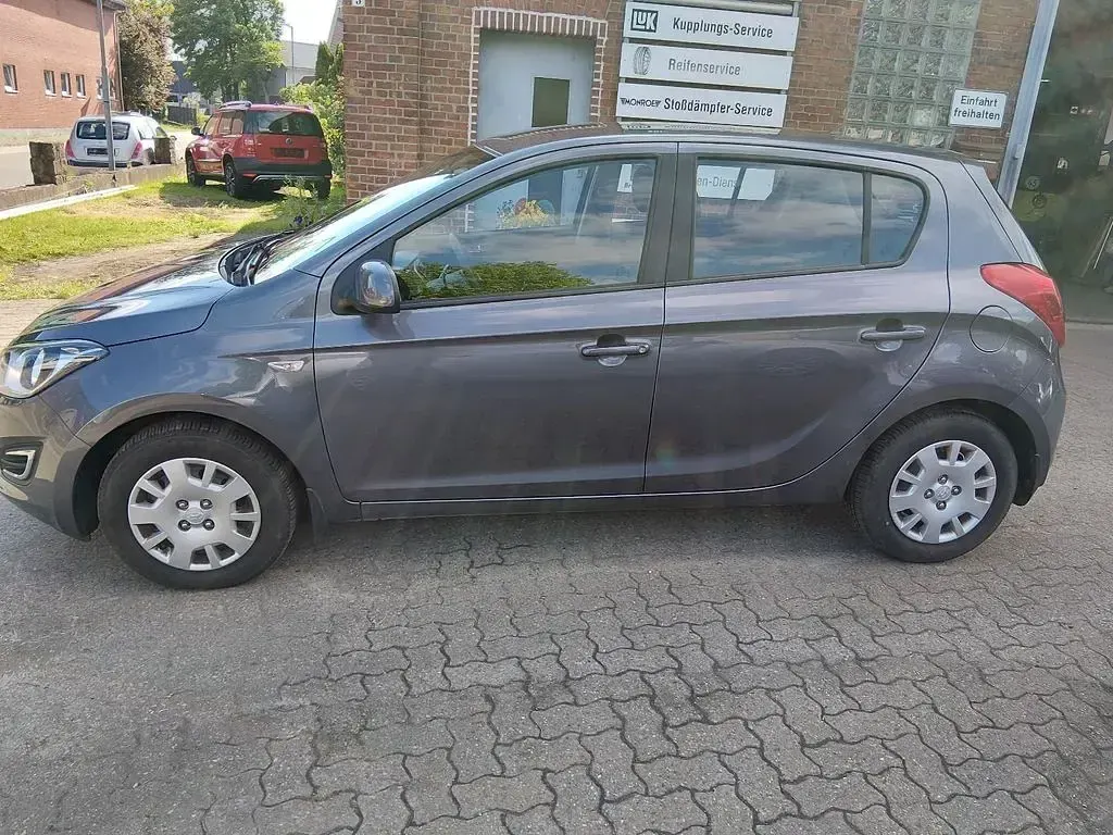 Gebraucht Hyundai i20 Trend 101 PS (74 kW) 2014 Grau Kleinwagen