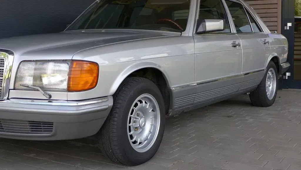 Gebraucht Mercedes 380 218 PS (160 kW) 1980 Silber Limousine