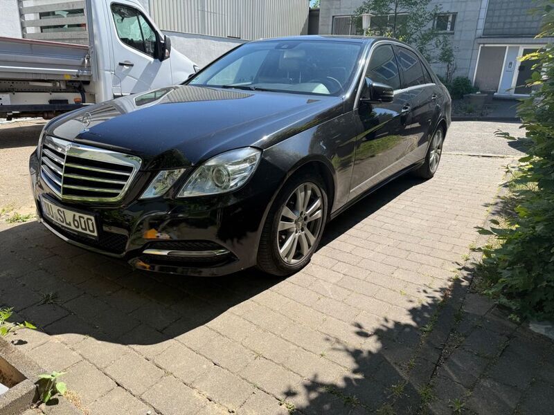 Schwarz Gebraucht 2011 Mercedes E350 Avantgarde Limousine | 8.500 € (Guter Preis) - Bild 1/4