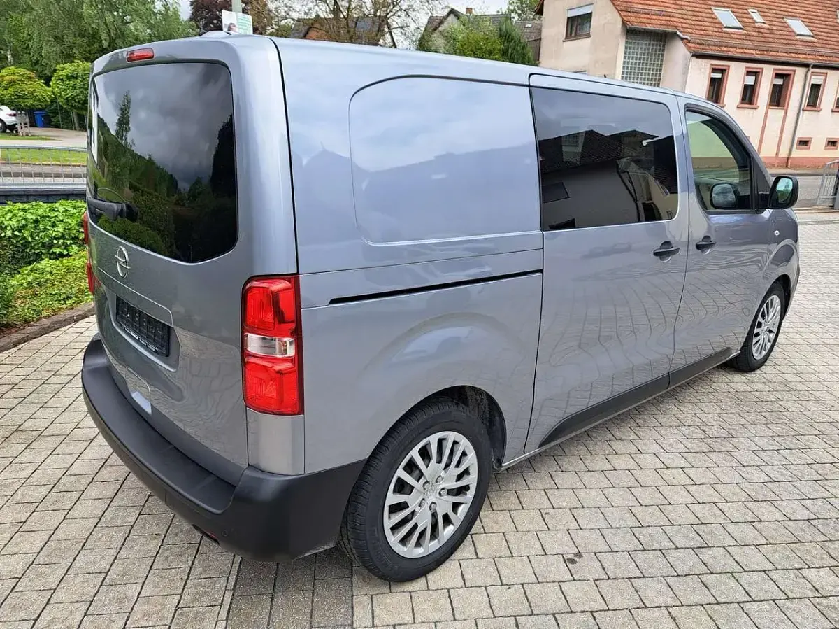 Gebraucht Opel Vivaro-e Combi Edition 144 PS (105 kW) 2022 Kontrast grau/quarz silber Van / Kleinbus