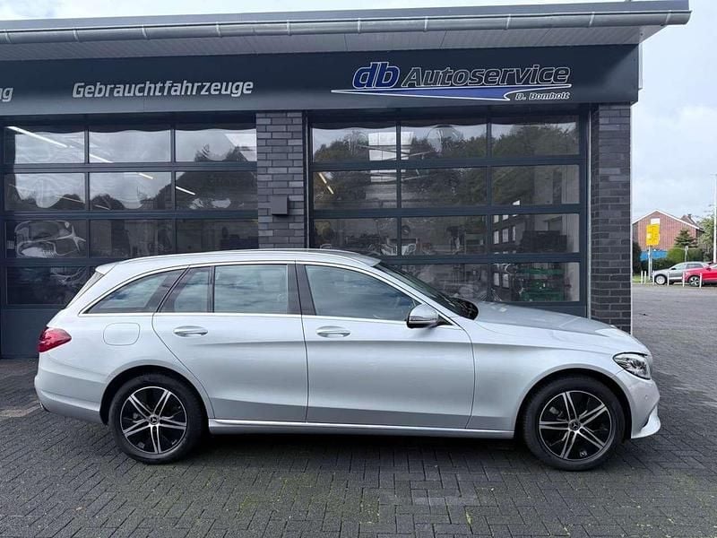 Iridiumsilber Gebraucht 2021 Mercedes C180 Avantgarde Kombi | 23.890 € (Superpreis) - Bild 1/4