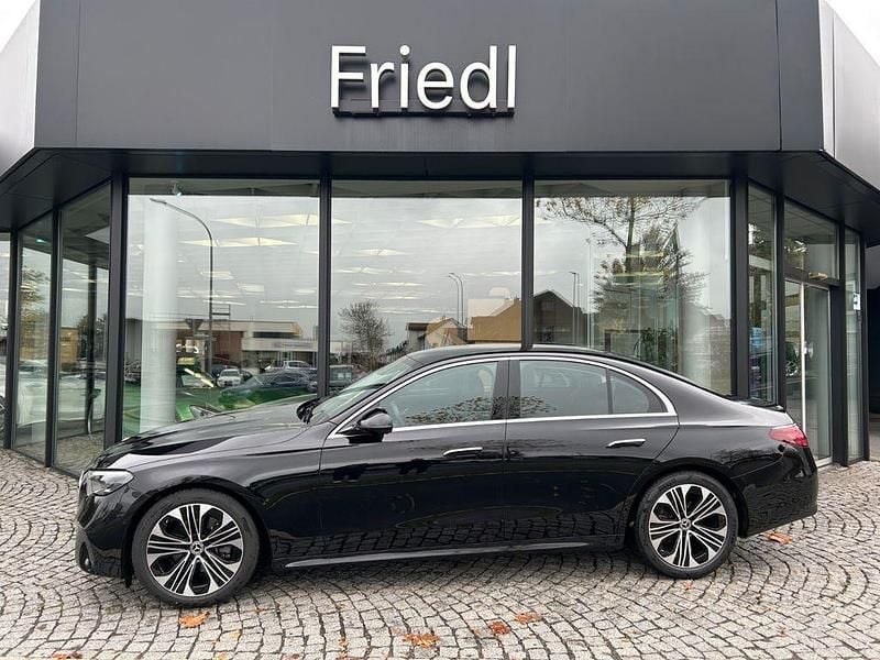 Obsidianschwarz Gebraucht 2024 Mercedes E220 Avantgarde Limousine | 47.450 € (Teuer) - Bild 1/4