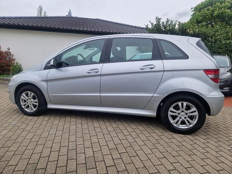 Gebraucht Mercedes B180 116 PS (85 kW) 2010 Silber Van / Kleinbus