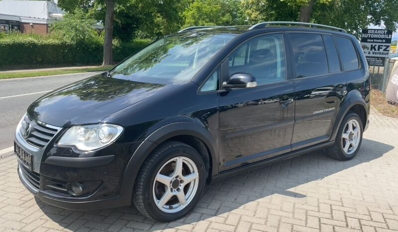 Schwarz Gebraucht 2008 VW Touran Cross Van / Kleinbus | 5.490 € (Fairer Preis) - Bild 1/4