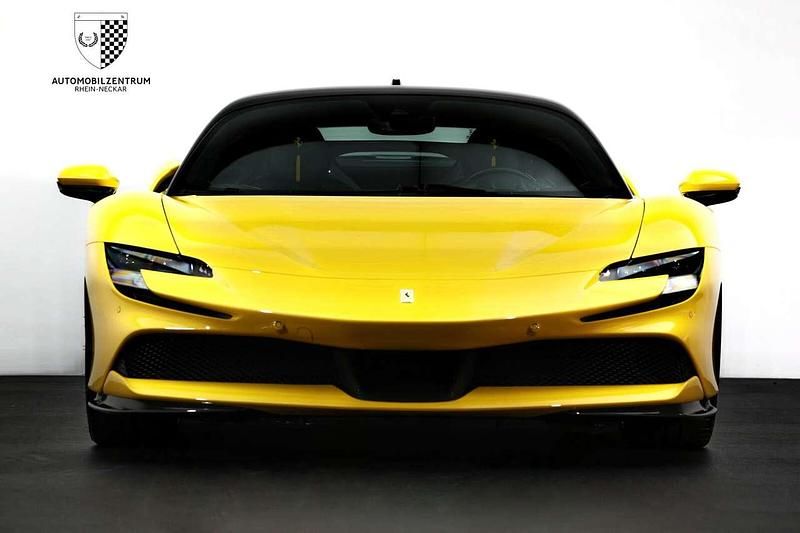 Gebraucht Ferrari SF90 1001 PS (736 kW) 2024 Giallo modena Coupé