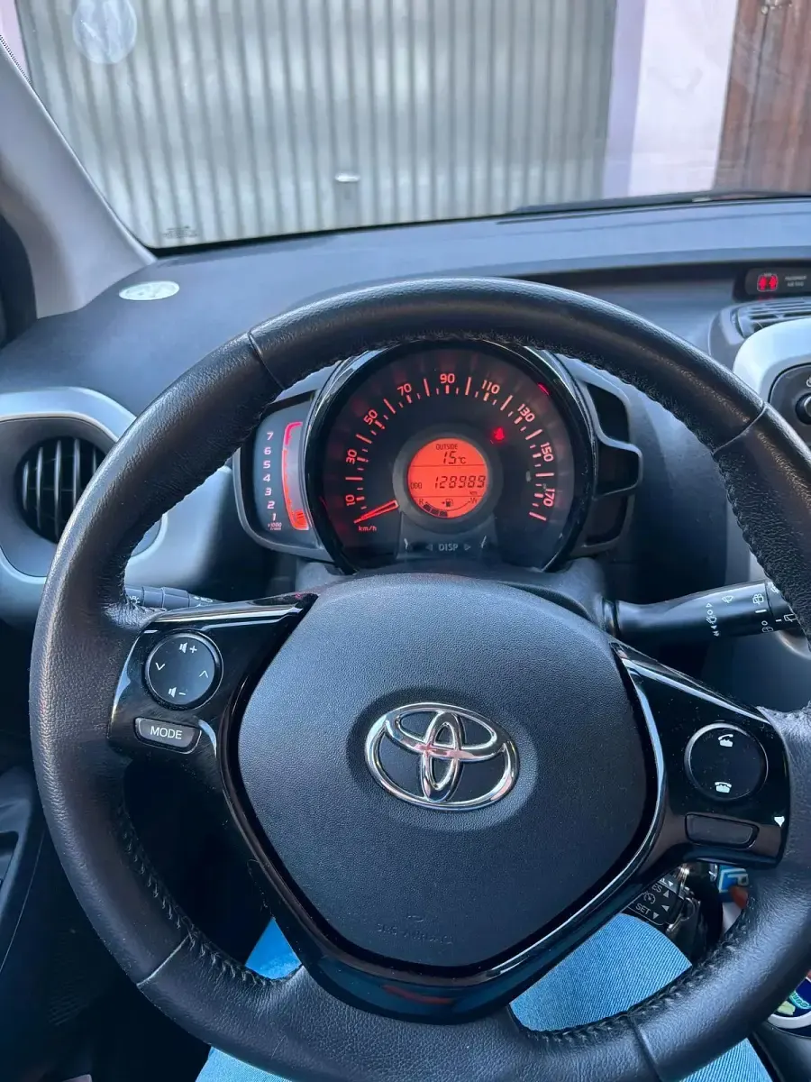 Używany Toyota Aygo 69 KM (50 kW) 2016 Czarny Hatchback
