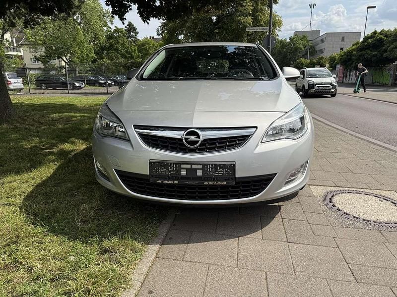 Grau Gebraucht 2010 Opel Astra Innovation Limousine | 4.599 € (Guter Preis) - Bild 1/4