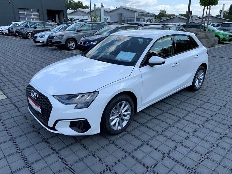 Weiß Gebraucht 2023 Audi A3 Sportback Comfort Limousine | 24.870 € (Guter Preis) - Bild 1/4