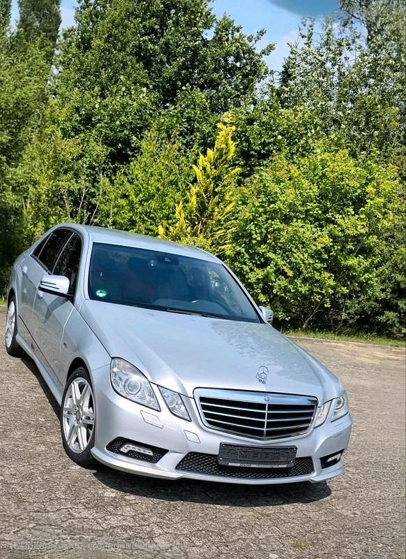Grau Gebraucht 2010 Mercedes 190 AMG Limousine | 10.300 € - Bild 1/4