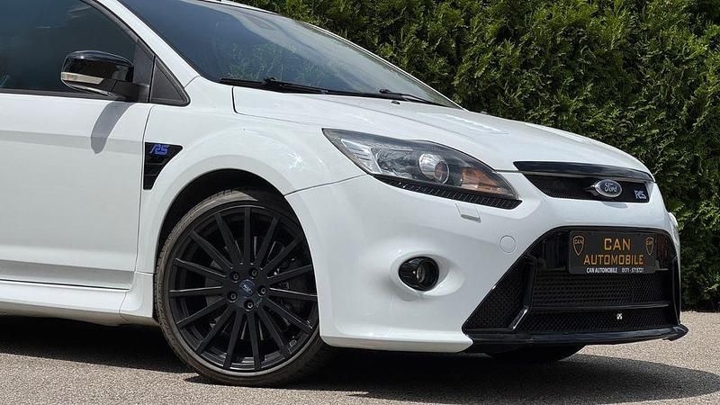 Używany Ford Focus RS 305 KM (224 kW) 2010 Biały Sedan/Limuzyna