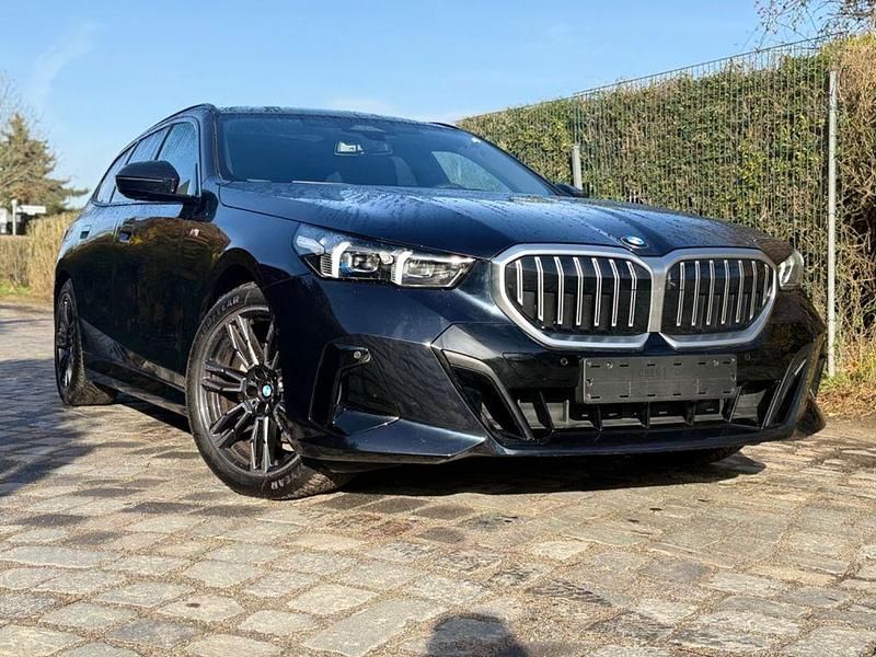Schwarz Gebraucht 2024 BMW 520 M Sport Kombi | 49.999 € (Superpreis) - Bild 1/4