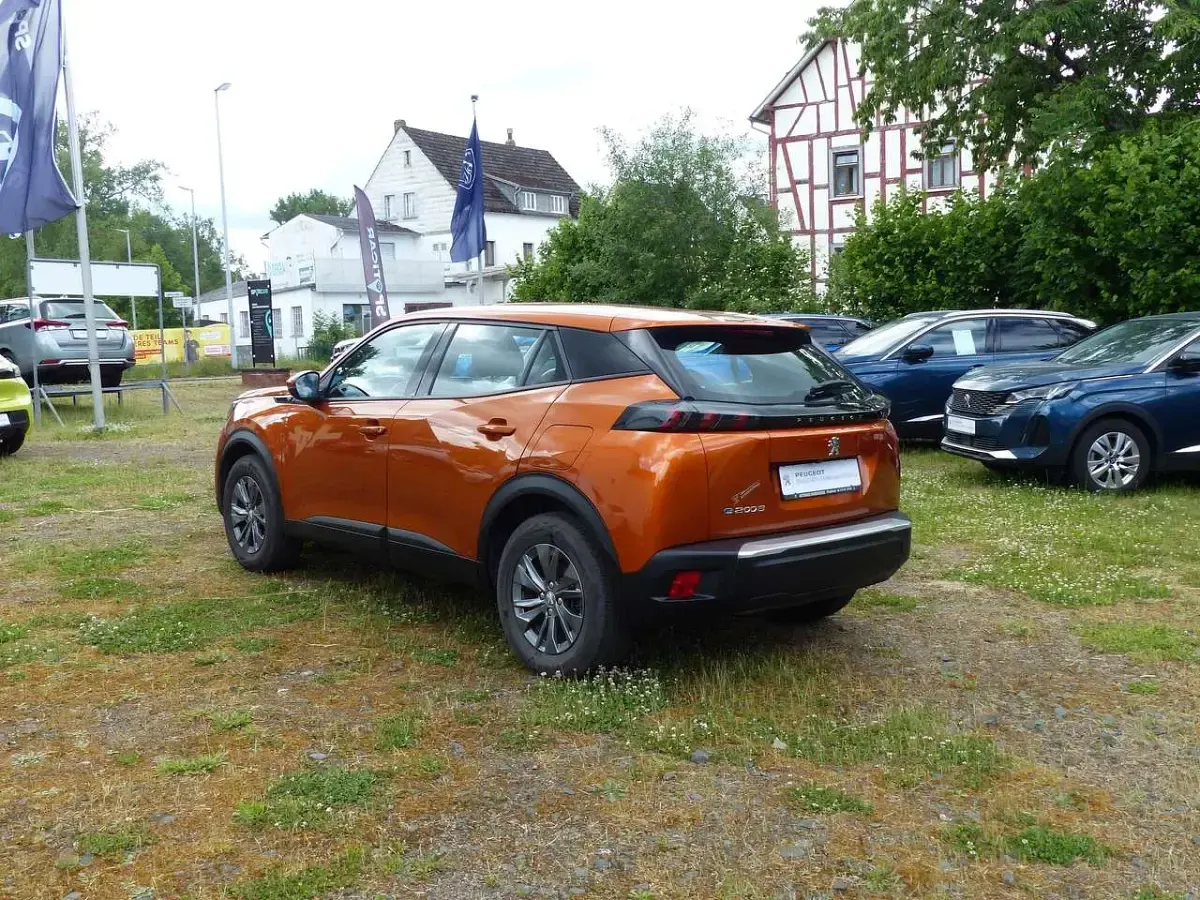 Gebraucht Peugeot e-2008 Active 100 kW (136 PS) 2021 Orangefusion SUV