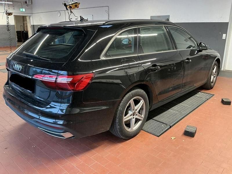 Gebraucht Audi A4 Basis 163 PS (119 kW) 2021 Mythosschwarz Kombi