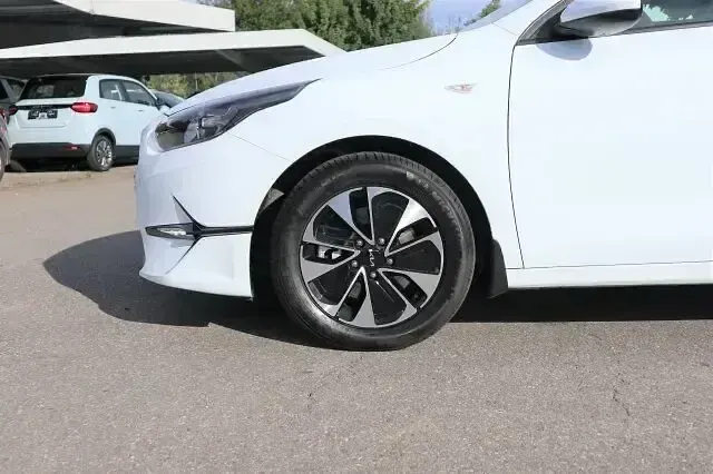 Używany Kia Ceed 140 KM (102 kW) 2025 Biały Hatchback