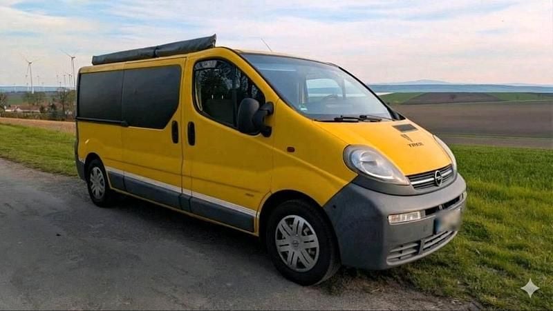 Second-hand Opel Vivaro 101 CP (74 kW) 2004 Galben Monovolum