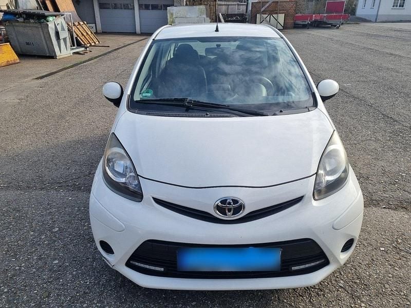Gebraucht Toyota Aygo 68 PS (50 kW) 2013 Weiß Kleinwagen