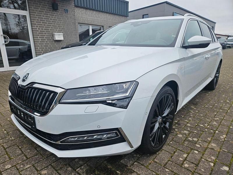 Weiß Gebraucht 2024 Skoda Superb LAURIN & KLEMENT Kombi | 38.490 € (Guter Preis) - Bild 1/4