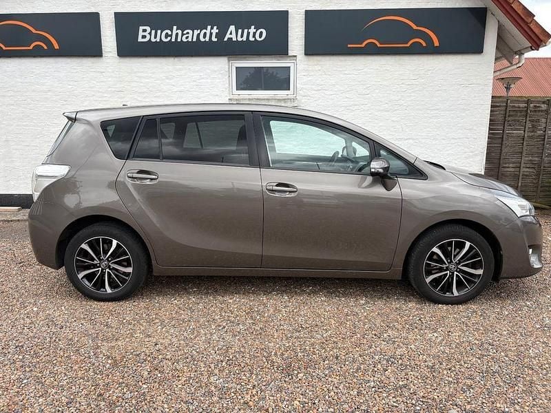 Grau Gebraucht 2017 Toyota Verso Premium Van / Kleinbus | 9.900 € (Fairer Preis) - Bild 1/4