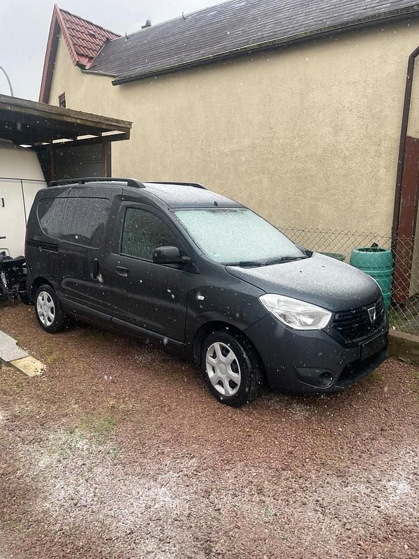 Grau Gebraucht 2017 Dacia Dokker Van / Kleinbus | 8.900 € (Guter Preis) - Bild 1/4