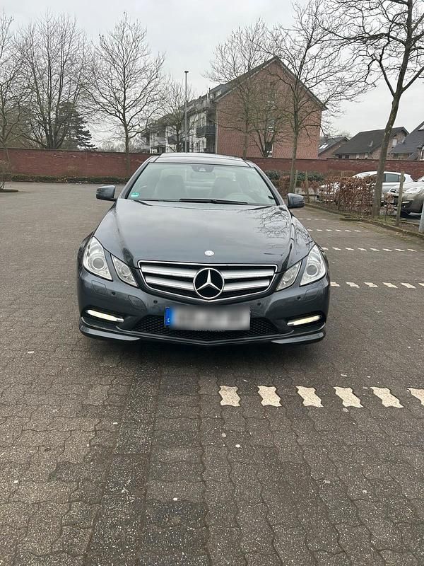 Grau Gebraucht 2012 Mercedes E220 AMG line Coupé | 10.499 € - Bild 1/4